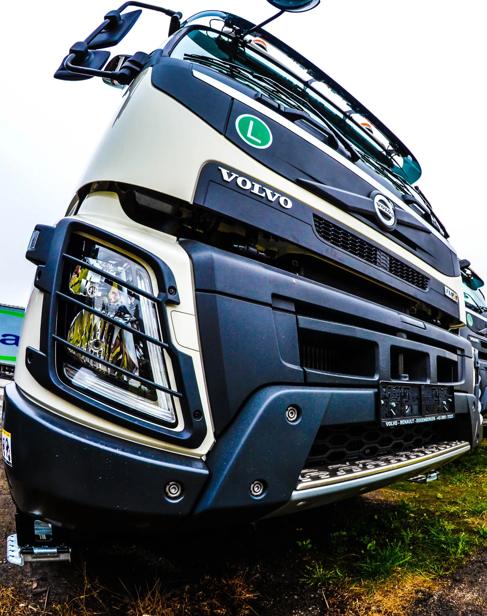 Volvo FMX von vorn, am Kennzeichenhalter steht Volvo, Renault, Eggenberger und die Telefonnummer der Werkstatt