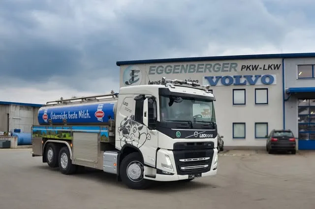 Volvo-Tankwagen für Milch vor der Halle mit Eggenberger-Schriftzug