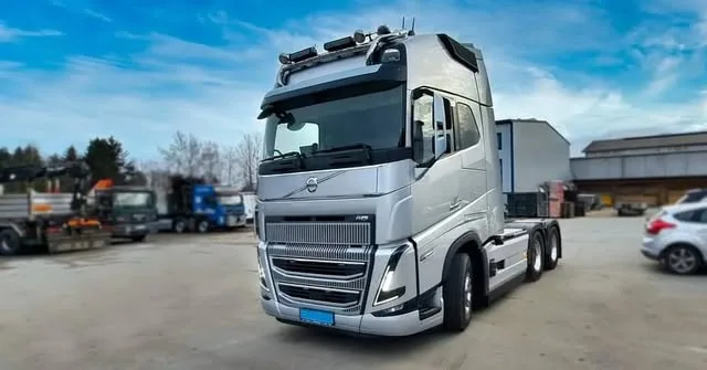 Silberner Volvo FH auf dem Hof der Werkstatt